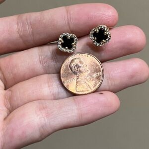 Beautiful 14kt real gold an Elegant Black Stud Earrings with Cz.